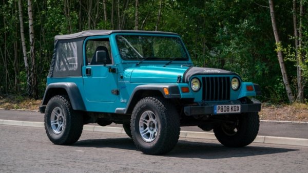 Ако става дума за надеждни офроудъри от миналото, фаворитите са от Япония - Mitsubishi Pajero и Toyota Land Cruiser. Но в тази лятна селекция фокусът пада върху не по-лошия Jeep Wrangler с цени около 10 000 евро. По-точно, това се отнася до първата серия, произвеждана от 1986 до 1996, проектирана да бъде по-удобна на пътя от стария CJ. Тази кола е забавна при офроуд, но и при ежедневна употреба, с добър комфорт благодарение на новите амортисьори и подобрените управление и стабилност.
